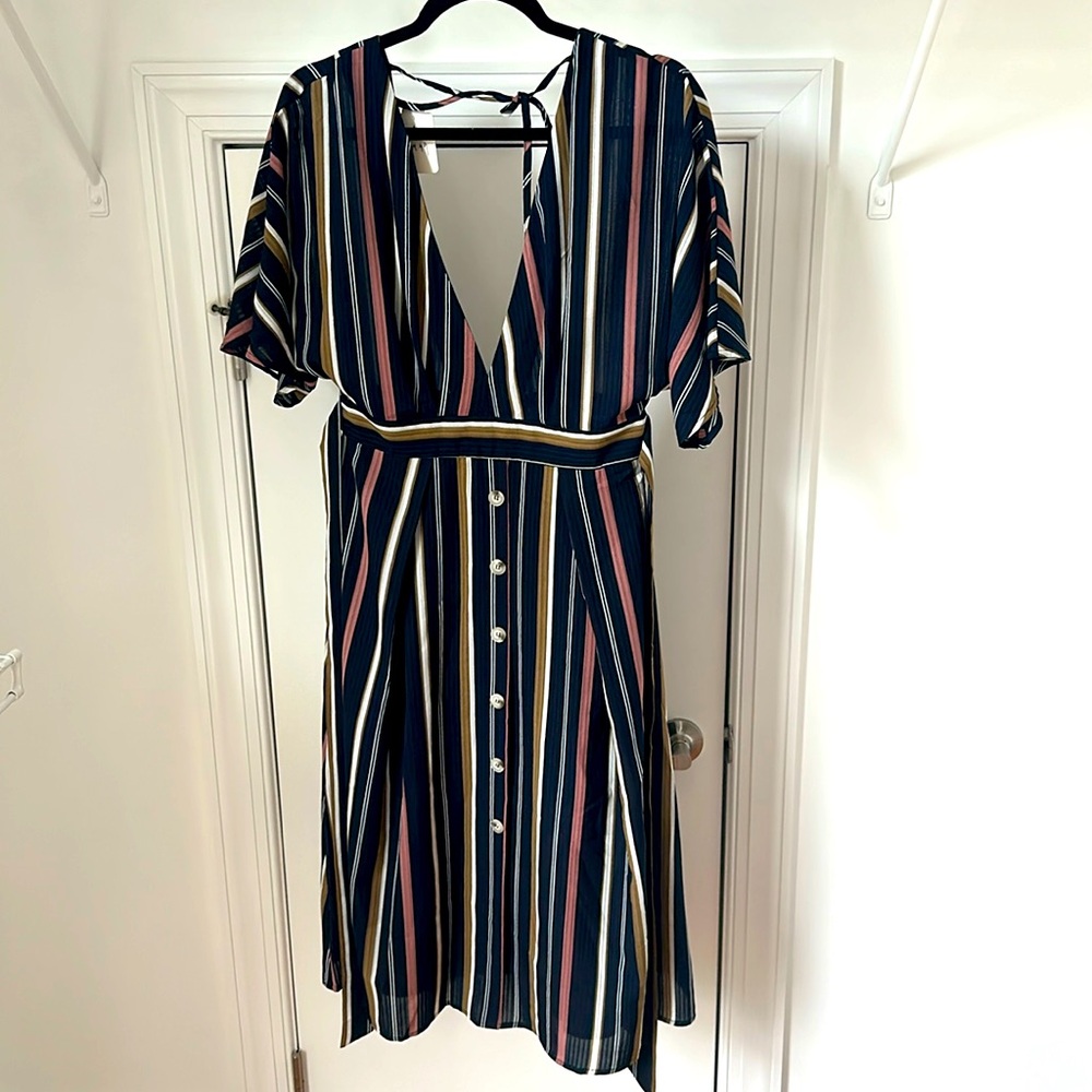 Chic multi-striped dress with open back details. Size M. NWT. Aline shape.